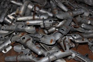 una serie di strumenti di tortura frammisti a strumenti usati per l'estrazione della materia prima per lo sciroppo d'acero