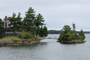 un piccolo ponte segna il confine tra gli Stati Uniti e il Canada. for reals.