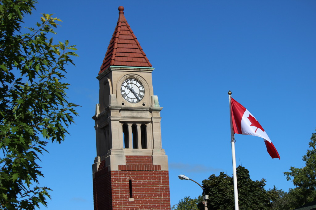 il Canada è stato ventoso sei giorni su sette. indovina quando non soffia il vento' quando voglio una foto di una bandiera che garrisce al vento.