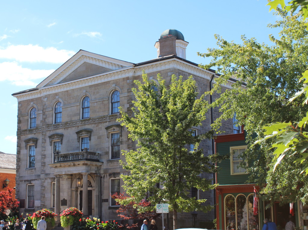 il vecchio tribunale e il negozio in cui Chiara ha passato mezzora tra ninnoli e curiosità