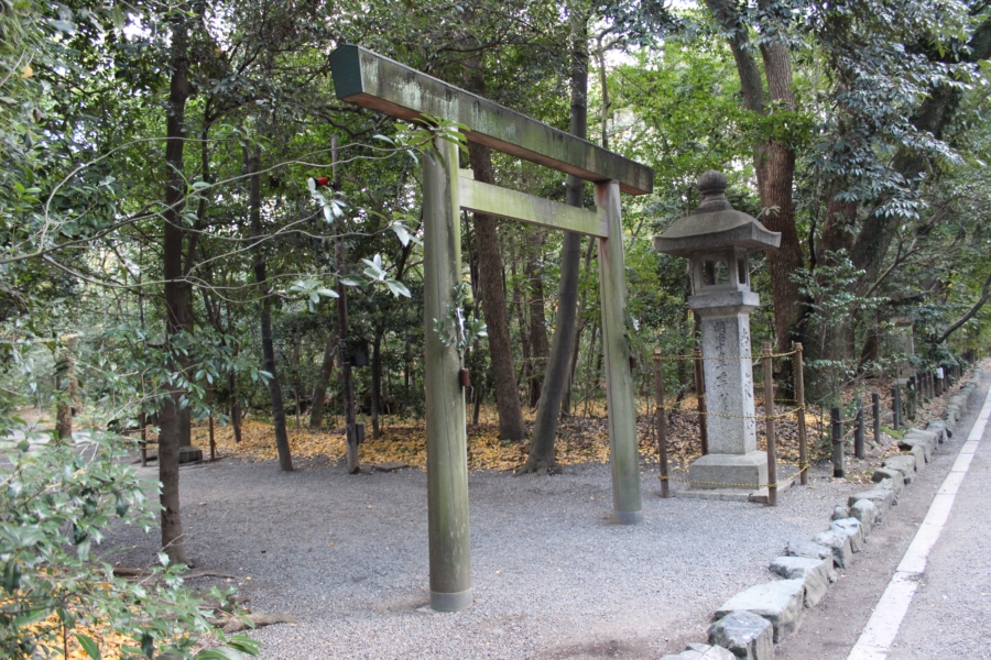un tori. delimita l'ingresso del tempio, e i giapponesi osservanti entrano stando ai lati e inchinandosi (la parte centrale è riservata alla divinità)