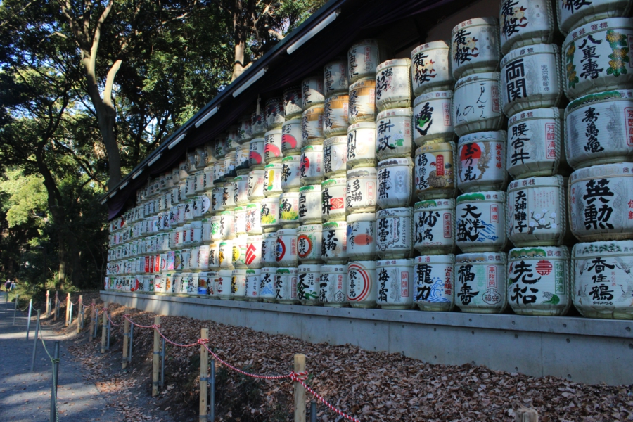 Barili di sake vengono offerti dalle maggiori distillerie del giappone al Jingu. Qualsiasi tentativo di aprire i barili viene visto come di pessimo gusto, credetemi sulla parola.