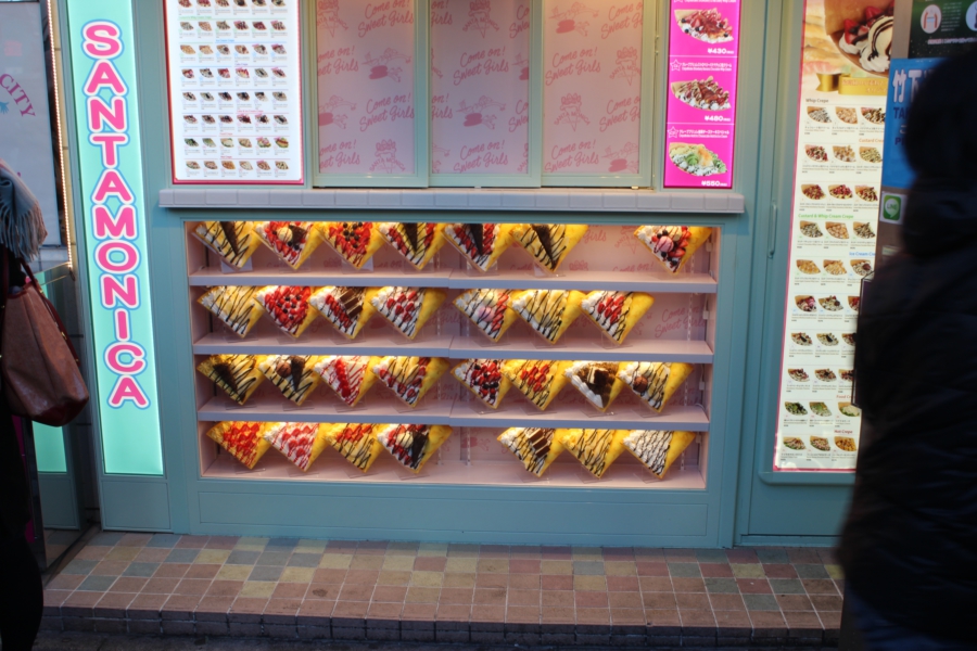 Questo è uno dei negozi tra i più morigerati - infatti la fila non copre tutto il lato del negozio e sono riuscito a fare una foto.