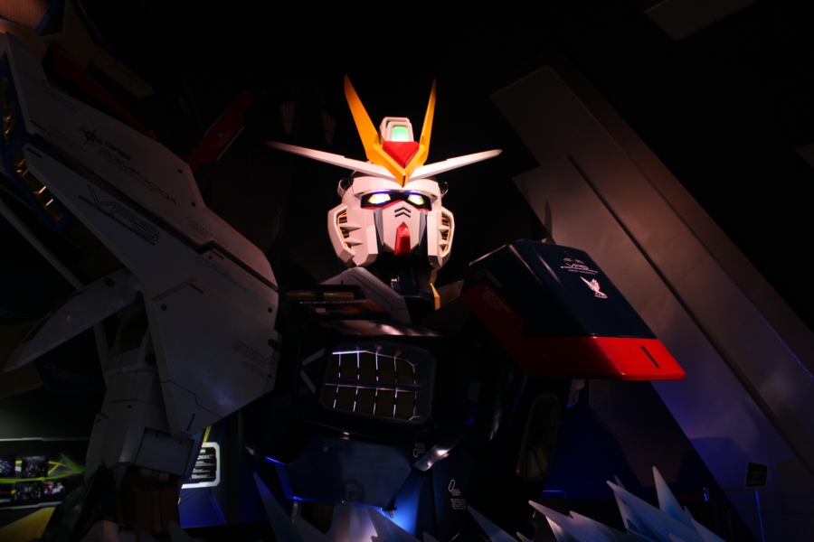 un busto del glorioso gundam esposto all'interno del Fonrt. Pagando cifre assurde e seguendo chissà quali procedure alchemiche è possibile farsi fotografare all'interno dell'abitacolo.